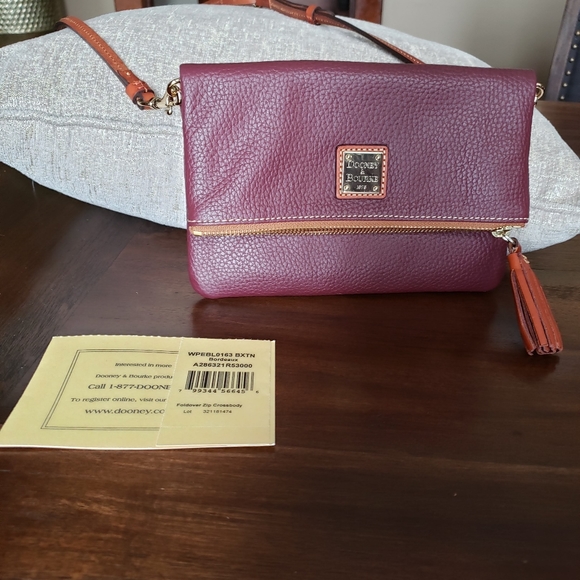 Beautiful bordeaux Dooney & Bourke crossbody - Picture 1 of 11